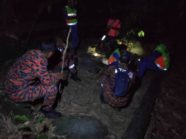 Bomba menemui dua beranak tersebut pada jam 1.22 pagi. - FOTO BOMBA