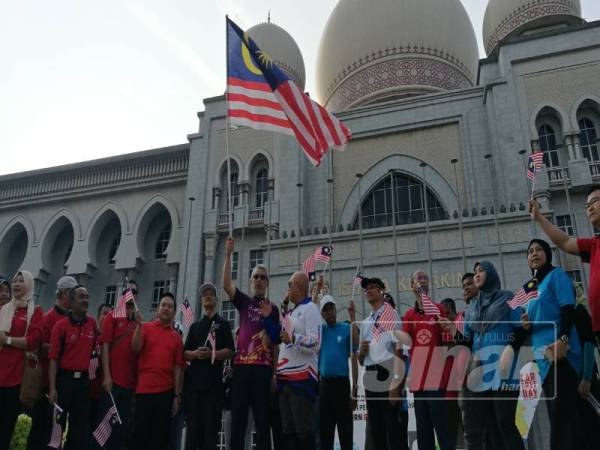 Khalid mengibarkan Jalur Gemilang sebagai simbolik perasmian Kempen Kibar Jalur Gemilang di Dataran Putrajaya di sini hari ini. 