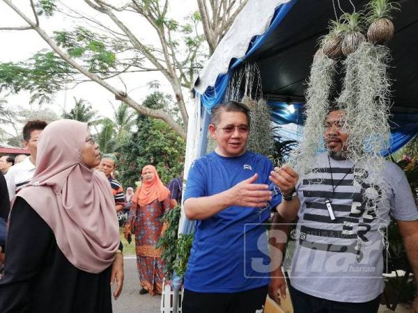 Salahuddin ditemani isteri, Datin Fatimah Taha meninjau reruai sempena Program Keusahawanan Tani bersama Menteri Pertanian dan Industri Asas Tani di Taman Bakri Makmur, Batu 5, Muar, hari ini.