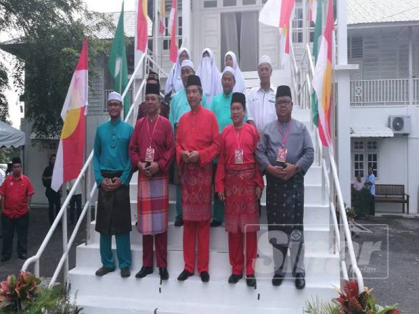 Hasni (dua dari kiri) sewaktu perasmian Persidangan UMNO Bahagian Pontian semalam.