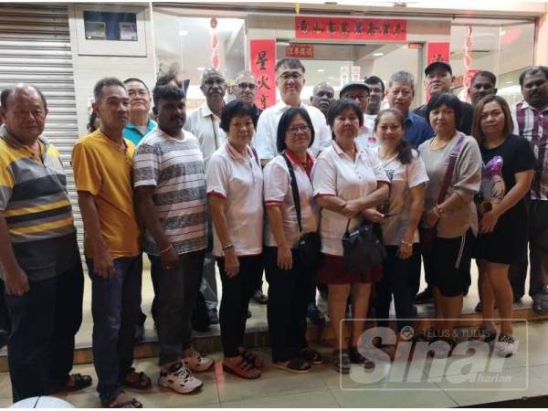 Teck Meng (belakang, tengah) selepas Mesyuarat Perwakilan Gerakan Bahagian Simpang Renggam.