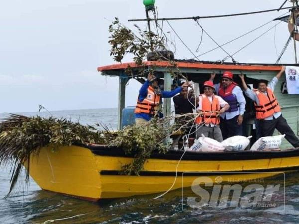 Dr Azman (tengah) bersama Pengarah Perikanan negeri, Zawawi Ali (dua kanan) ketika menyertai program pemasangan unjang sebelum ini.