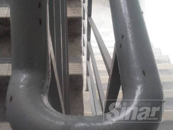 Charlie juga boleh dilihat di pemegang tangga setiap blok di PPR itu.