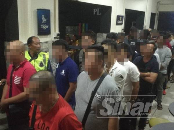 Antara pengunjung yang ditahan.