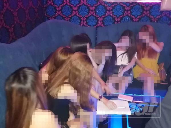 Antara yang ditahan dalam Ops Noda di pusat hiburan di Bandar Baru Klang, Klang malam tadi.