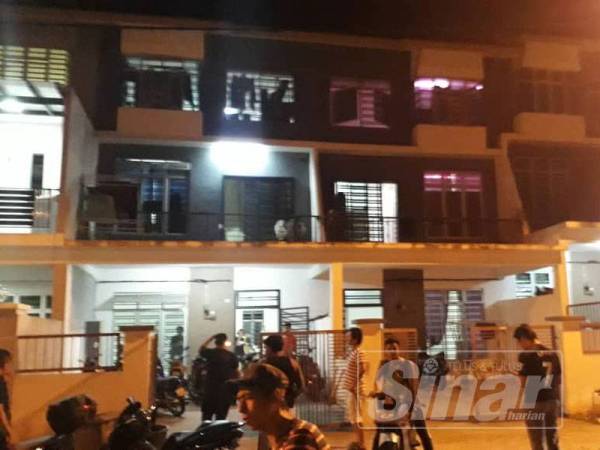 Keadaan rumah dipercayai dijadikan hostel pekerja di Taman Scientex Senai.