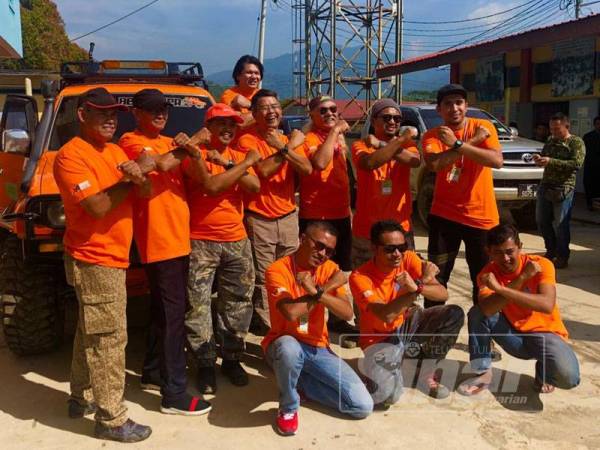 Azlam Shah (empat dari kiri) bergambar kenangan bersama sebahagian pasukan X4 Advantures