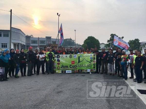 Sebahagian peserta konvoi bikers yang menyertai program 'Jom Cuci Masjid' dan kempen Malaysia #QuranHour yang dilepaskan Exco Wanita, Hal Ehwal Kebajikan dan Pembangunan Luar Bandar, Ginie Lim.