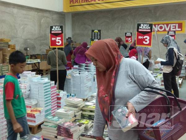 Pengunjung memanfaatkan hari akhir jualan gudang untuk membeli pelbagai buku pada harga berbaloi.