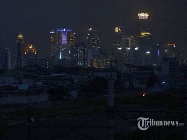 Penduduk sekitar Jakarta terpaksa bergelap berikutan bekalan kuasa elektrik masih belum pulih. - Foto Tribunnews
