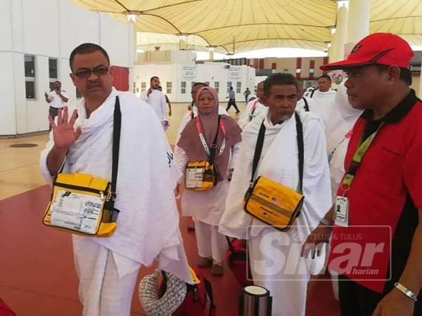 Jemaah haji dari Malaysia yang tiba di Terminal Haji di Jeddah disambut petugas dan dibawa melalui dewan khas Route To Makkah untuk ke tempat menaiki bas menuju hotel penginapan masing-masing.