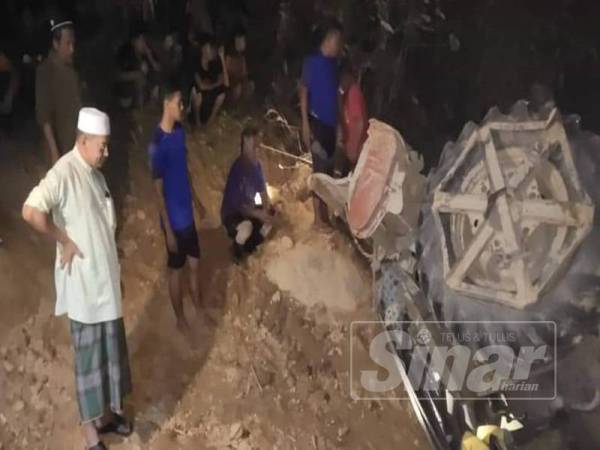 Exco kerajaan negeri Terengganu, Dr Azman Ibrahim (kiri) turut ke lokasi kejadian dan melihat mayat mangsa yang masih berada di bawah traktor malam tadi.
