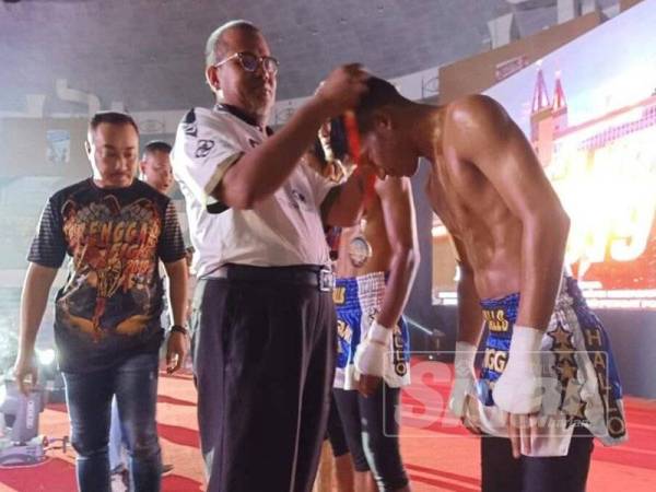 Ariffin menyampaikan piala kepada peninju selepas merasmikan Terengganu Fight 2019 di sini.