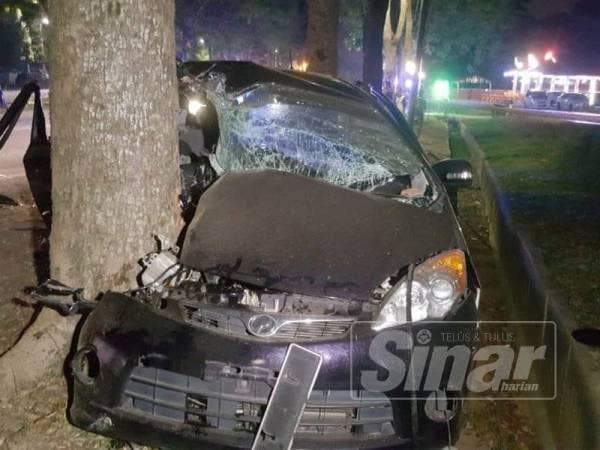 Keadaan kereta yang dipandu mangsa selepas terbabas dan melanggar pokok di tepi jalan di Jalan Tampoi, Krubong malam tadi.