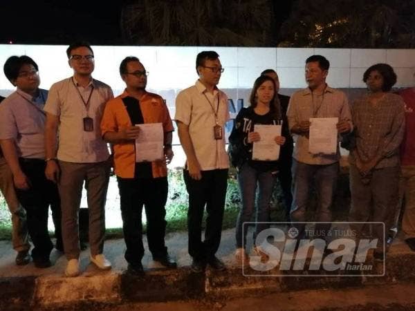 Marina (empat dari kanan) bersama pemimpin DAP Kulai menunjukkan laporan polis yang dibuat di IPD Kulai, malam semalam.