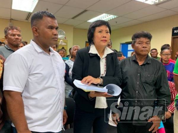 Poh Lai (tengah) bersama sebahagian pihak plaintif ketika ditemui di mahkamah tinggi sivil di sini hari ini.