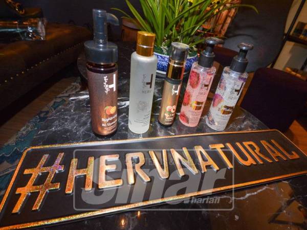 Herv Natural terdiri daripada empat produk penjagaan iaitu Brightening Oil Cleanser, Deep Glow Exfoliator, Soo The Hydra Cleanser dan Luxe Essence Advance.