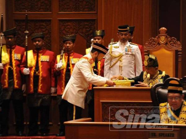 Mukhriz menyerahkan titah ucapan kepada Sultan Sallehuddin ketika merasmikan Mesyuarat Pertama Penggal Kedua Sidang DUN Kedah Ke-14 di Wisma Darul Aman hari ini.