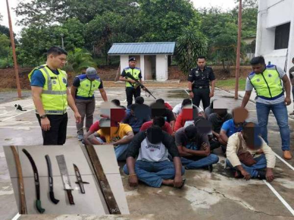 Sebahagian 28 suspek rusuhan yang ditahan polis. Gambar kecil: Senjata yang dirampas polis dalam kejadian malam. -Foto PDRM