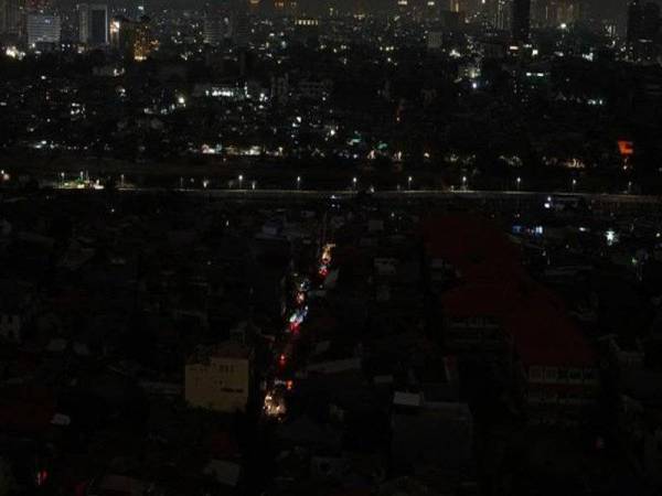 Lebih 100 juta penduduk terpaksa bergelap akibat krisis bekalan kuasa elektrik terputus secara besar-besaran semalam.
