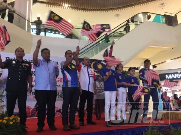 Mohammed Ridha ketika menyempurnakan pelancaran Bulan Kebangsaan dan Kibar Jalur Gemilang 2019 Peringkat Daerah Johor Bahru di Komtar JBCC di sini hari ini.