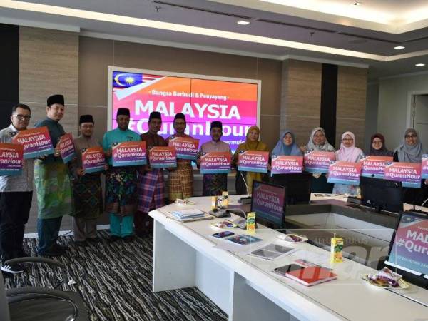 Paimuzi (tengah) bersama pihak Jakim dan WUIF menunjukkan tanda sokongan terhadap kempen Malaysia #QuranHour 2019 baru-baru ini.