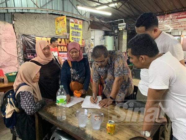 Ahli Parlimen Kota Bharu, Datuk Takiyuddin Hassan antara pemimpin terawal yang mendapatkan maklumat mangsa di tempat kejadian.