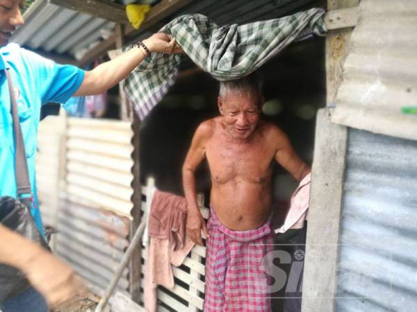 Rumah Pak Dollah yang tidak mempunyai pintu dan hanya ditutup dengan kain pelikat.