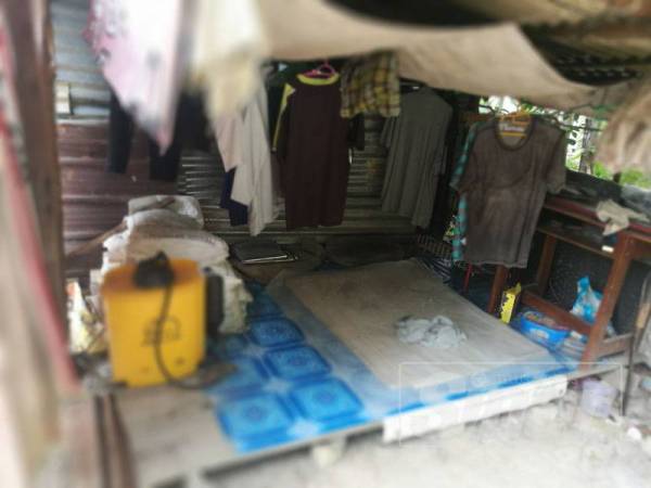 Di kawasan inilah Pak Dollah tidur hanya beralaskan tikar getah nipis dan ditutup dengan kain.