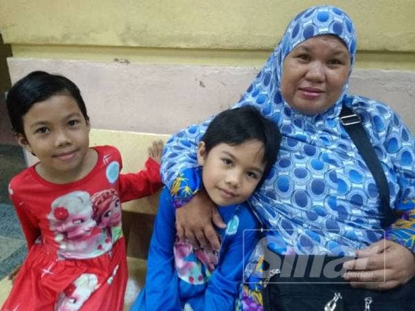Sarina bersama Nor Zahidah dan Nor Nadiah (tengah) yang terpaksa bermalam di lobi hospital selama 14 hari sebelum ini.