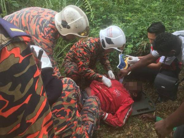 Anggota bomba memberi bantuan kepada mangsa. - Foto IHSAN BOMBA