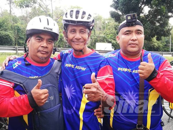 Dari kanan Jamlus, Che Saad dan Azmi bersedia memulakan kayuhan Jelajah Merdeka.