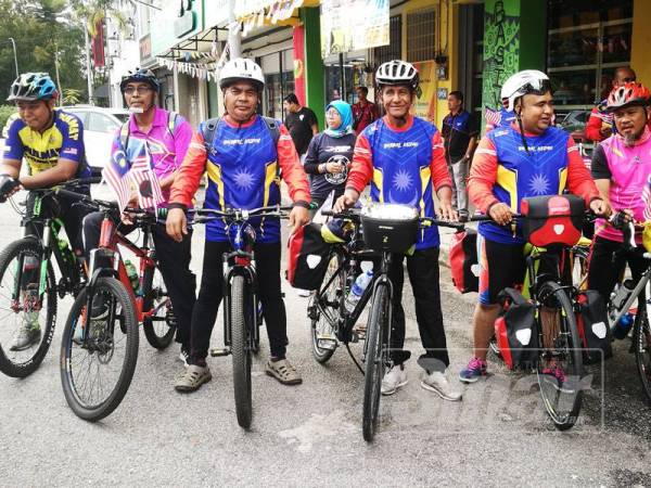 Che Saad (tiga kanan) bersama rakan-rakan yang memberi sokongan kepadanya menyertai kayuhan Jelajah Merdeka.