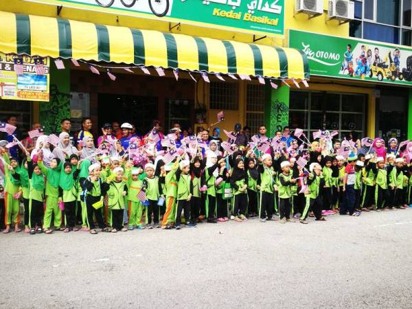 Acara pelepasan turut dimeriahkan dengan kehadiran kanak-kanak.