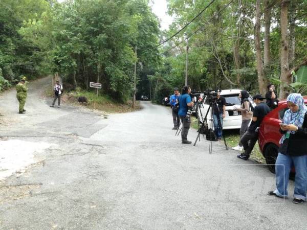 Pihak media turut berada di lokasi sejak awal pagi.