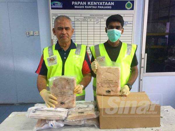 Kakitangan Maqis menunjukkan ayam sejuk beku yang dirampas oleh PGA di Jeram Perdah.