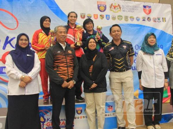 Muhyiddin (dua dari kiri) merasmikan Penutupan Kejohanan Gimrama Majlis Sukan Sekolah Malaysia (MSSM) 2019 di Pusat Konvensyen Hab Pendidikan Tinggi, Pagoh hari ini.