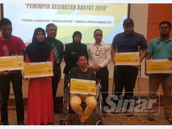 Farihah (tengah) bersama penerima faedah Perkeso yang hadir ke Program Bersama Pemimpin Masyarakat, Pemimpin Kesihatan Rakyat 2019 di Kuala Terengganu Specialist Hospital (KTS) di sini.