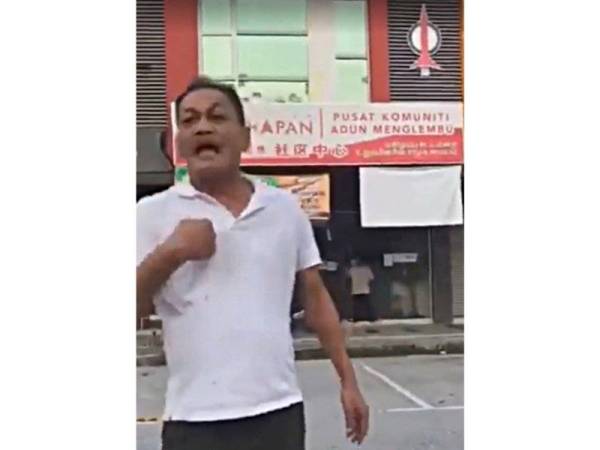 Seorang lelaki dirakam mengeluarkan kata-kata kesat dan melempar telur ke arah Pusat Khidmat Adun Menglembu.