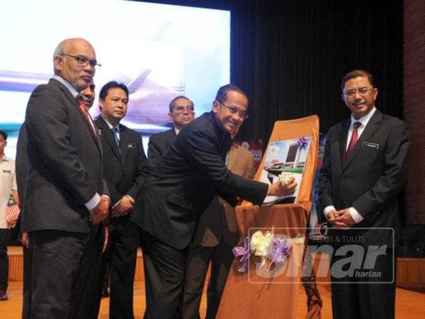 Shamshun (kiri) sewaktu menyaksikan Majlis Pelancaran Dasar Integriti Darul Iman (DIDI) oleh Dr Ahmad Samsuri di sini hari ini.