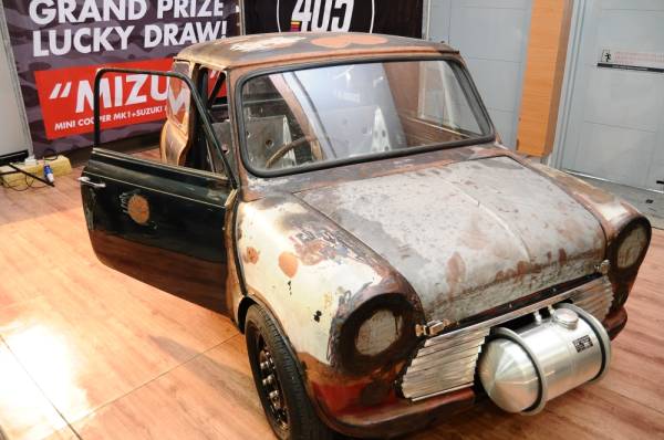 HADIAH yang ditawarkan untuk cabutan bertuah berupa sebuah Mini Cooper yang telah diubahsuai dengan tambahan enjin Suzuki Hayabusa.