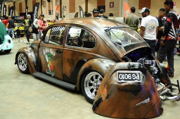 MEMPAMERKAN seni kostum tempatan yang terdiri daripada kereta dan motosikal yang diubahsuai.