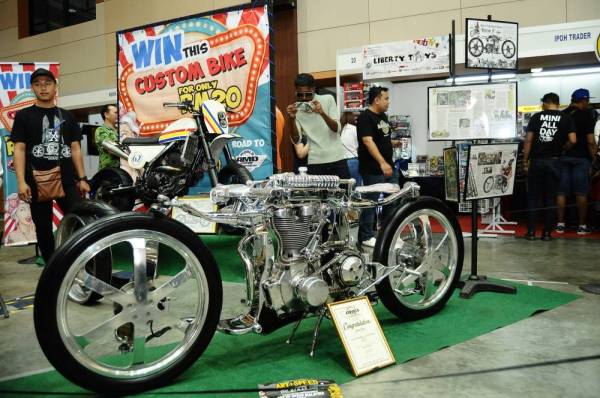 SALAH satu jentera dua roda yang dipamerkan.