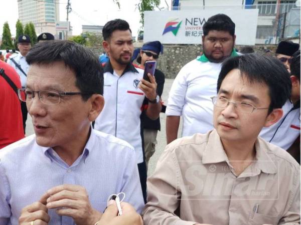 Seng Yee (kanan) dan Chee Chong bercakap kepada pemberita selepas menerima memorandum daripada Agra di hadapan Ibu Pejabat Dong Zong di Kajang hari ini.