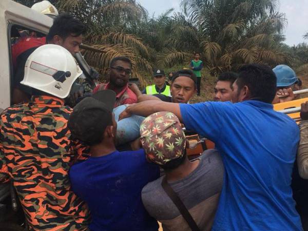 Mangsa berjaya dikeluarkan daripada lori terbabit. pix: Ihsan Bomba