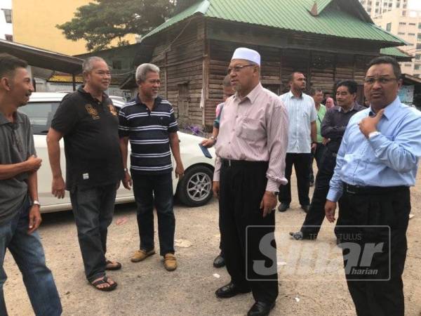 Ahmad meninjau lokasi kebakaran di Kampung Dusun Jalan Bayam hari ini.