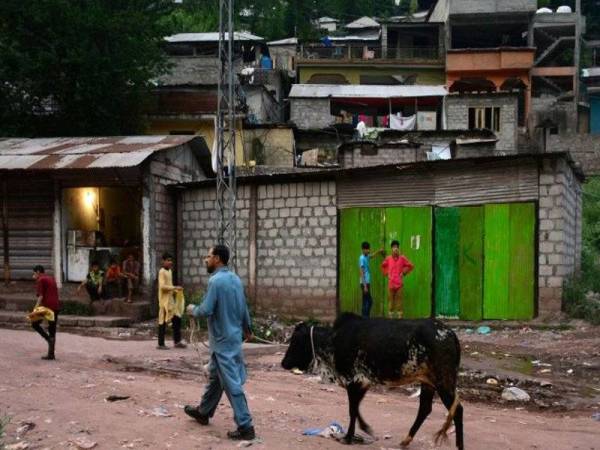 Kira-kira 250 orang tinggal di kem pelarian Manak Paiyan berhampiran Muzaffarabad.