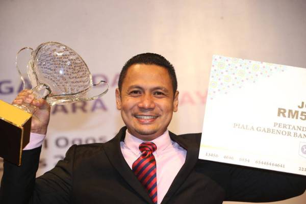 Mohd Arfaizal muncul juara Pertandingan Pidato Piala Gabenor Bank Negara Malaysia 2019.