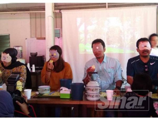 Aktiviti makan durian dengan tutup mata antara usaha menarik pelancong dan penggemar durian ke dusun itu.