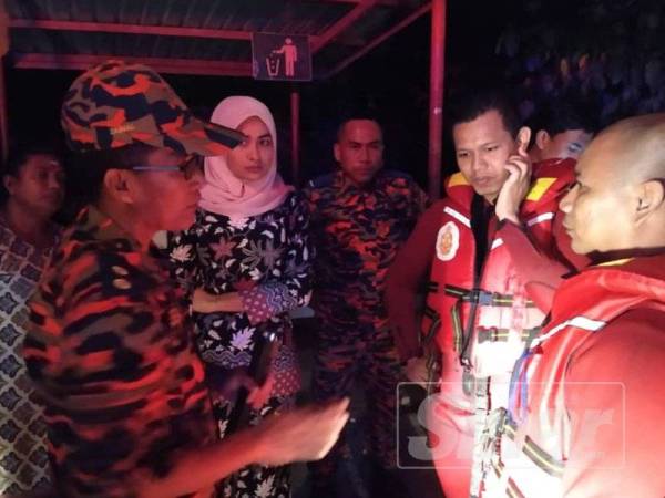 ADUN Ketari,Young Shefura (tengah) turut meninjau operasi SAR di lokasi kejadian malam tadi.